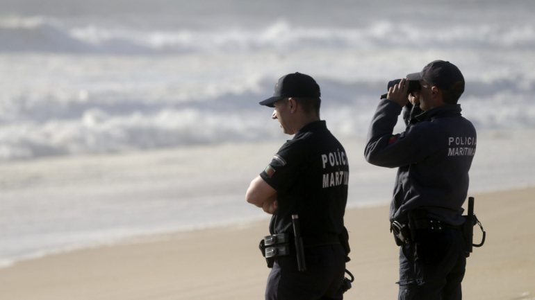 &quot;Sobram pouco mais de 300 polícias para garantir a segurança de mais de 800 quilómetros de praias de Portugal&quot;.