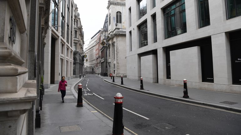 Ruas da City de Londres (a zona financeira da capital inglesa) desertas devido aos receios acerca da pandemia do novo coronavírus.