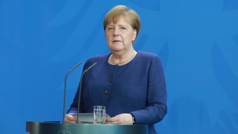 Merkel diz que a &quot;amostra&quot; de informação que têm ainda é muito curta.