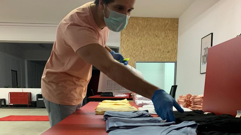Afonso Moreira Pireis a dividir as t-shirts que foram encomendadas para serem enviadas