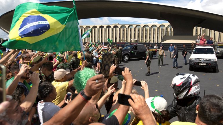 Entre as faixas que a multidão erguia, podiam ler-se frases como &quot;intervenção militar já!&quot;, &quot;o povo é quem manda&quot; e &quot;Bolsonaro no poder&quot;