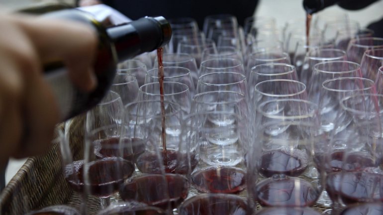 Vendas de vinho estão em queda por causa da pandemia e arrastadas pela paragem do turismo, da restauração e hotelaria e pelo fecho dos mercados internacionais