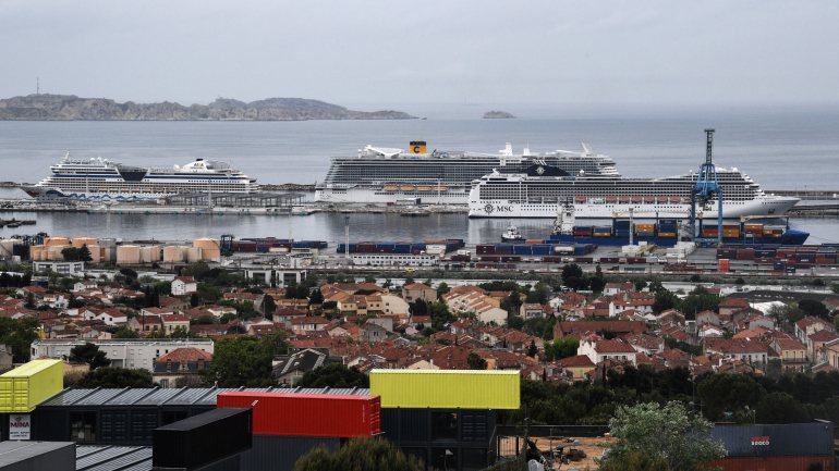 Centenas de passageiros de dois navios de cruzeiro desembarcaram na segunda-feira nos portos de Marselha e Barcelona, no Mediterrâneo, após semanas sem por um pé em terra devido à pandemia