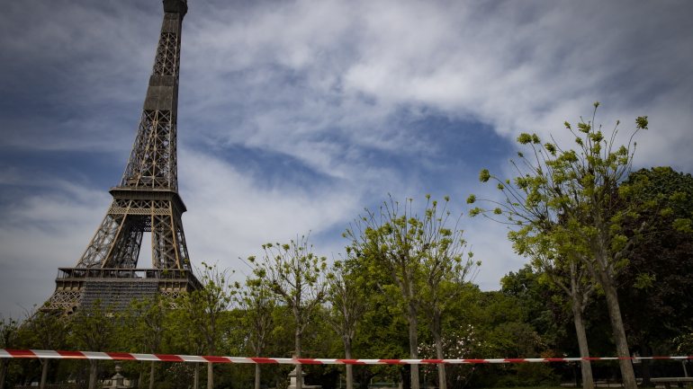 França tem sido cenário de distúrbios com vários caixotes do lixo e carros a serem incendiados