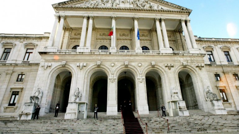A Assembleia da República tinha decidido realizar a sessão solene do 25 de Abril com um terço dos deputados e menos convidados
