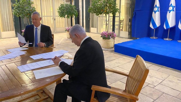 Netanyahu e Gantz assinaram segunda-feira um acordo para a formação de um governo de emergência nacional