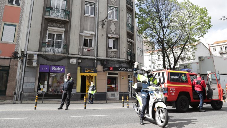 O hostel, localizado na Rua Morais Soares, na freguesia de Arroios, foi evacuado no domingo devido a um caso positivo da doença