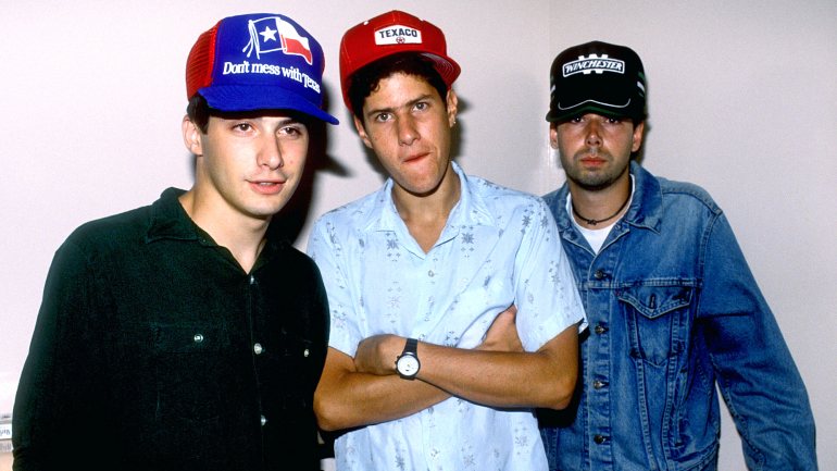 Ad-Rock (Adam Horovitz), Mike D (Michael Louis Diamond) e MCA (Adam Yauch): os dois primeiros são os anfitriões de &quot;Beastie Boys Story&quot;