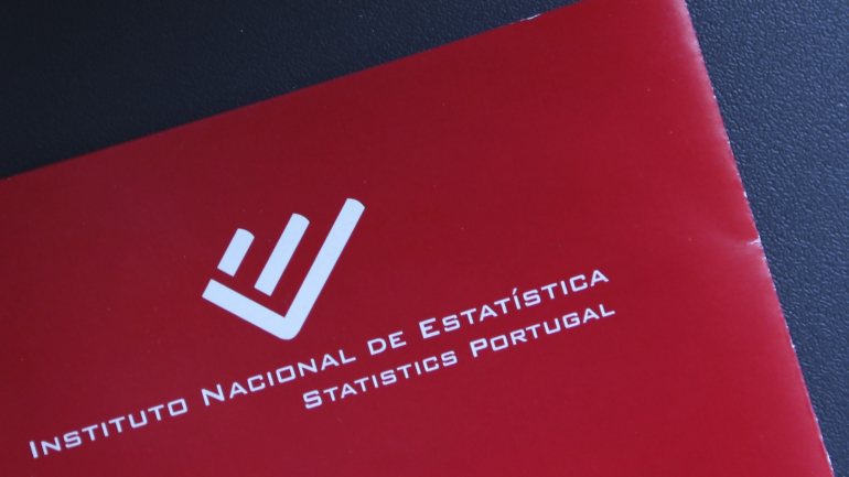 O conjunto de municípios contíguos da Área Metropolitano do Porto está em destaque, com mais de 35 casos confirmados por 10 mil habitantes