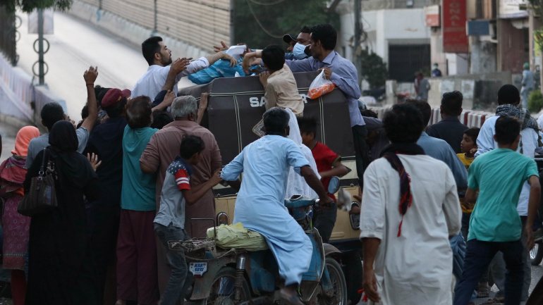 Primeiro dia do Ramadão no Paquistão teve uma afluência maior do que era esperada nos mercados e nas mesquitas