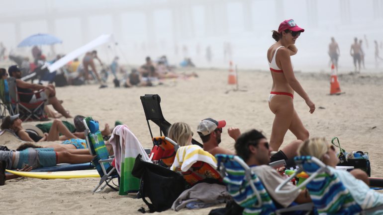 Em Huntington Beach, no Condado de Orange, na Califórnia, as temperaturas ultrapassaram os 26 graus — o suficiente para que as praias se enchessem de banhistas