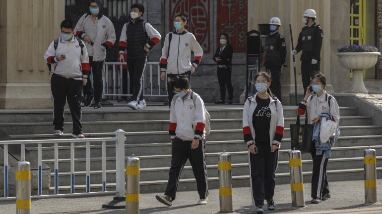 A China registou três casos de infeção pelo novo coronavírus nas últimas 24 horas, dois deles oriundos do exterior, e uma vítima mortal, informou a Comissão de Saúde do país