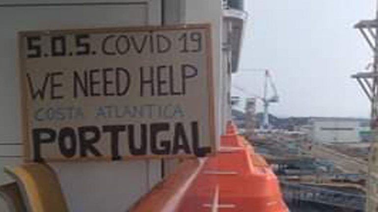 &quot;SOS Covid-19, precisamos de ajuda, Costa Atlântica, Portugal&quot;: o apelo deixado pelos cidadãos portugueses no navio. (Fotografia enviada por Paulo Almas)