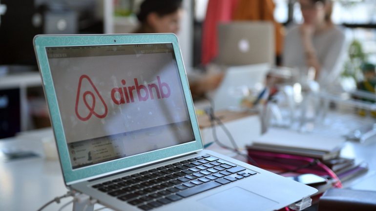 A Airbnb pretende oferecer &quot;maior tranquilidade aos hóspedes após a reabertura das viagens&quot;