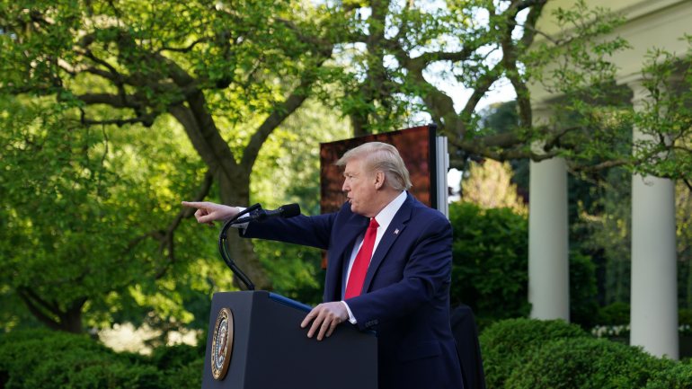 O Presidente dos EUA deu uma conferência de imprensa nos jardins da Casa Branca após o briefing ter sido cancelado e remarcado à última hora