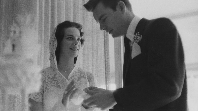 Natalie Wood casou com o também actor Robert Wagner em 1957. O casal divorciou-se cinco anos depois