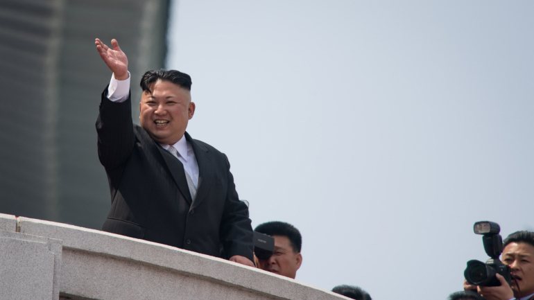 Kim Jong-un, na cerimónia do 105º aniversário do seu avô e fundador da Coreia do Norte, Kim Il-sung, a 15 de abril de 2017. Este ano, faltou à cerimónia, espoletando rumores sobre a sua saúde ou até morte (ED JONES/AFP via Getty Images)