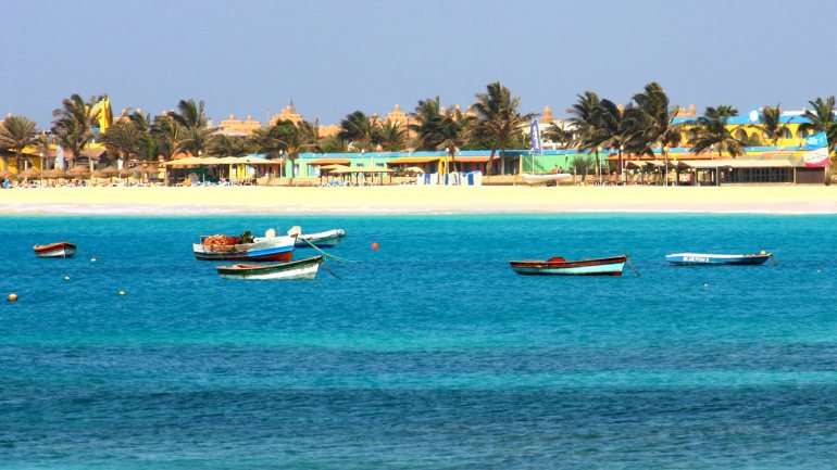 Com 196.557 hóspedes, o mercado britânico voltou a ser o principal emissor de turistas para Cabo Verde, representando 24% do total, liderando também no tempo de estadia, que foi, em média, de 8,1 dias em 2019