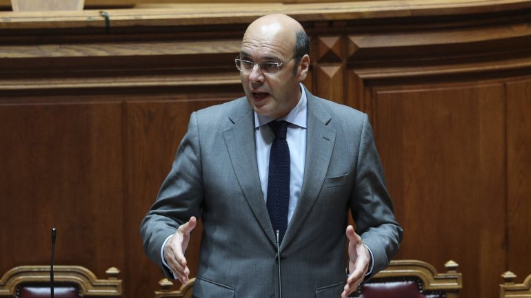 Pedro Siza Vieira, ministro da Economia, explicou no Parlamento o plano de desconfinamento na mesma altura em que Costa se dirigia ao país
