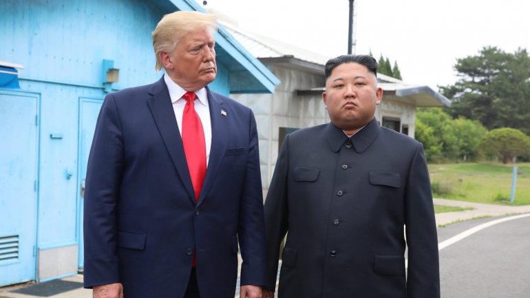 Donald Trump e Kim Jong-un ficaram para a História como os primeiros líderes dos EUA e da Coreia do Norte a sentarem-se à mesma mesa