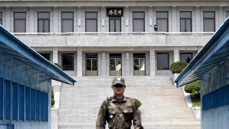 O Exército da Coreia do Sul respondeu com dois tiros de aviso e mensagens de cessar-fogo
