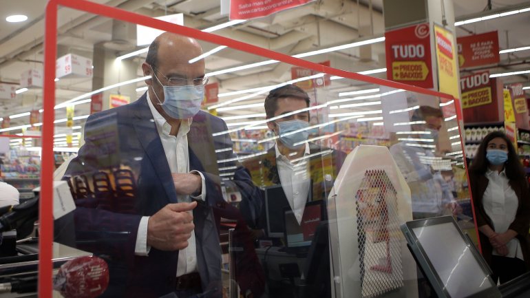 Pedro Siza Vieira foi neste domingo comprar máscaras disponíveis numa superfície comercial
