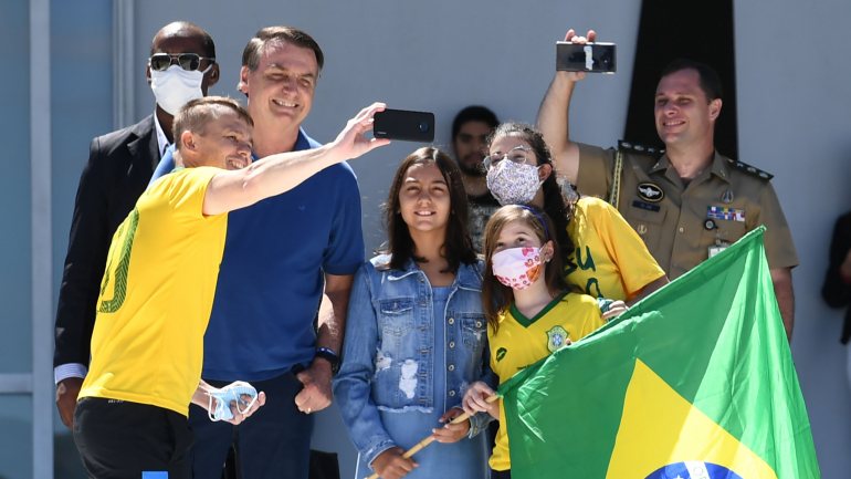 Jair Bolsonaro discursou ao lado da sua filha, Laura, de 9 anos, sem nunca usar máscara