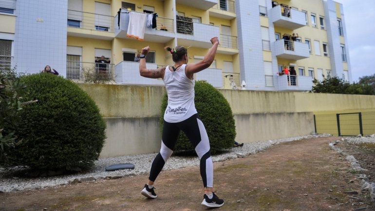 Uma aula de ginástica para cerca de meia centena de moradores do Bairro da Cidade Nova, nas Caldas da Rainha, a 26 de março.