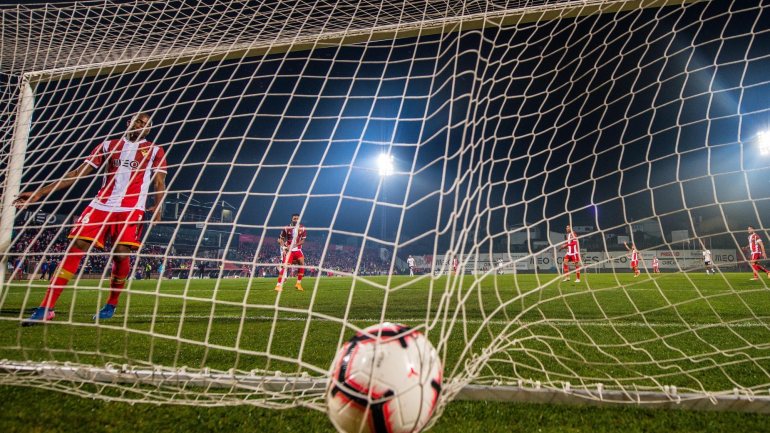 Com o fim do estado de emergência no dia 3 de maio, o Governo autorizou o regresso dos jogos à porta fechada da principal competição de futebol