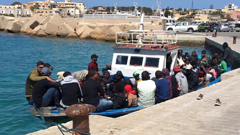 Nas últimas horas chegaram a Lampedusa quatro barcaças, uma delas com pelo menos 72 pessoas, outra com 64 e uma terceira com mais de uma dezena de migrantes a bordo