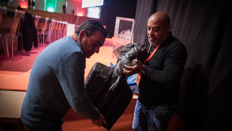 Funcionários do PSD retiram o busto de Sá Carneiro do último congresso do PSD