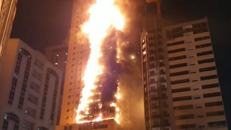 O incêndio deflagrou por volta das 21h locais (17h GMT) na Torre Abbco