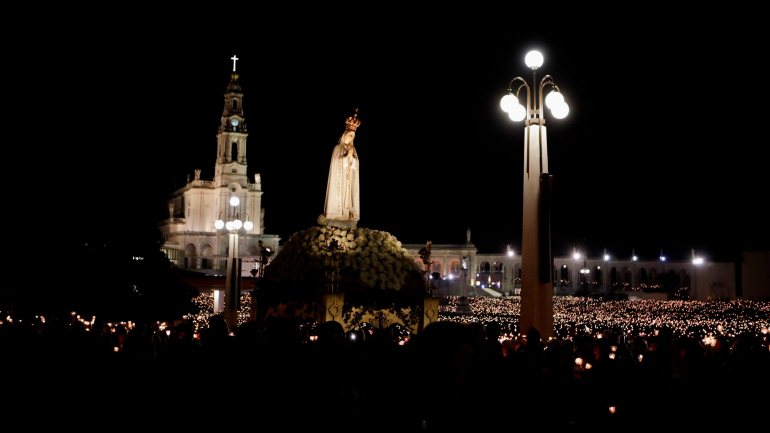 A habitual procissão das velas, na noite de dia 12 de maio, vai este ano decorrer sem fiéis no Santuário de Fátima