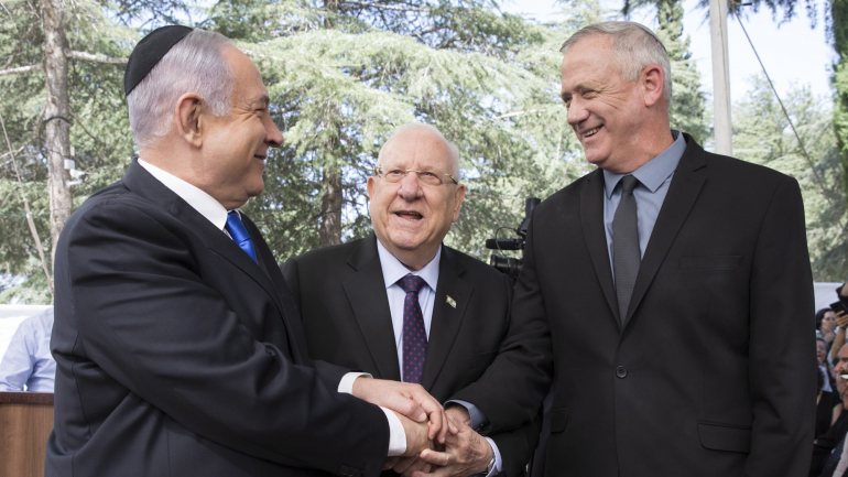 Netanyahu e Ganz já anunciaram a apresentação a 13 de maio do próximo governo, onde as pastas serão partilhadas equitativamente entre os dois campos