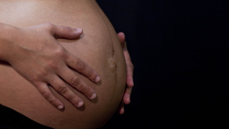 O estudo concluiu que a maioria das grávidas infetadas com Covid-19 teve parto por cesariana e que a maioria dos recém-nascidos não apresenta problemas de saúde