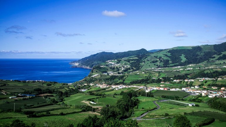 Em 14 de março, o Governo Regional dos Açores determinou a realização de uma quarentena obrigatória de 14 dias a todos os passageiros que desembarcassem na região