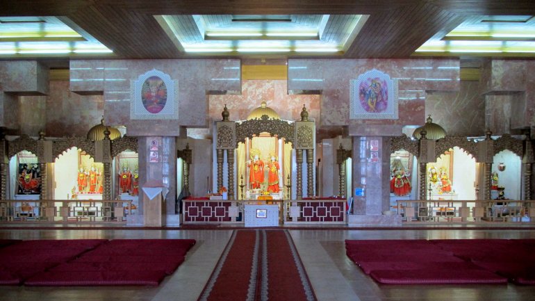 A Comunidade Hindu de Portugal reúne cerca de 9 mil fiéis. O Templo Radha Krishna, em Lisboa, é o principal centro de culto