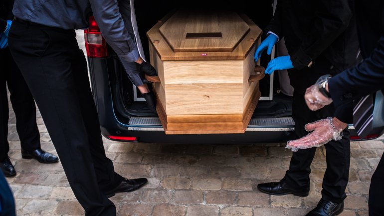 Estiveram no funeral mais do que as 20 pessoas autorizadas