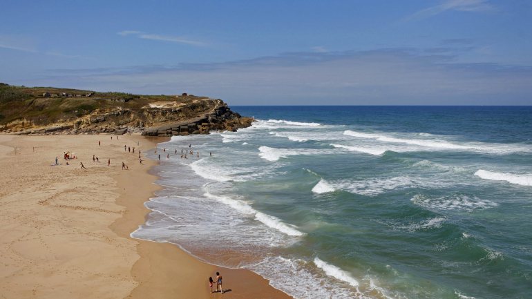 Passa a ser possível utilizar as praias de Sintra para passeios, &quot;desde que seja respeitada a distância mínima de dois metros&quot;.