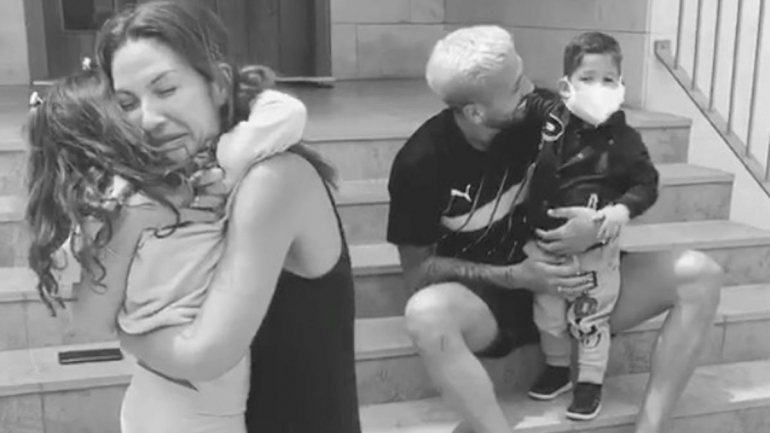 Um dos momentos do vídeo em que Ezequiel Garay e a mulher, Tamara Gorro, abraçam os dois filhos.