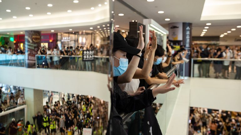 Centenas de ativistas protestaram nos centros comerciais de Hong Kong.