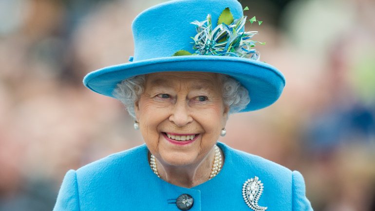 Isabel II vai permanecer em isolamento no Castelo de Windsor. Discursos da rainha foram gravados sem mais ninguém da sala