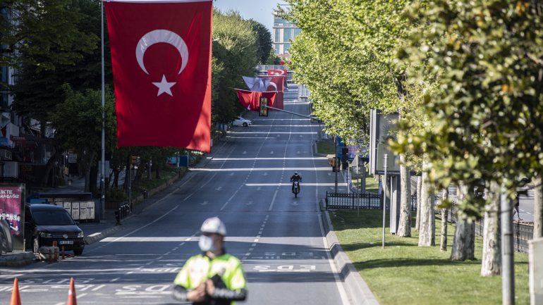 &quot;Vai entrar em vigor uma proibição de sair à rua entre 16 e 19 de maio&quot;, declarou Erdogan