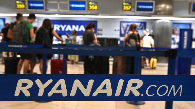 A Ryanair pede aos passageiros que, quando forem retomados os voos em julho, evitem as filas