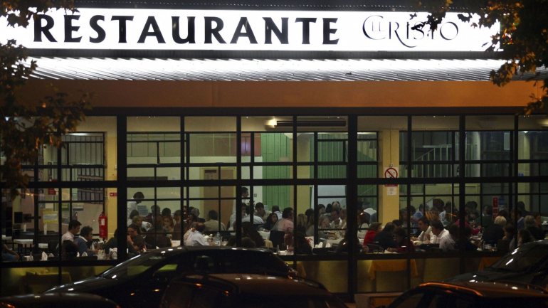 De acordo com o Plano de Desconfinamento do Governo, os restaurantes e cafés retomam a atividade em 18 de maio