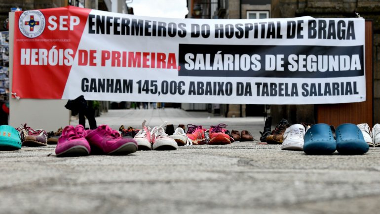Na manifestação, em que estiveram presentes apenas três enfermeiros, também havia sapatos dos filhos de muitos daqueles profissionais, para simbolizar o afastamento familiar