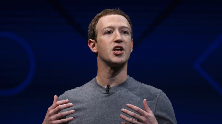Mark Zuckerberg é o fundador e presidente executivo do Facebook. Desde 2018 tem batalhado por recuperar a confiança dos utilizadores nas plataformas que detém a rede social com o mesmo nome, o Instagram e o WhatsApp.