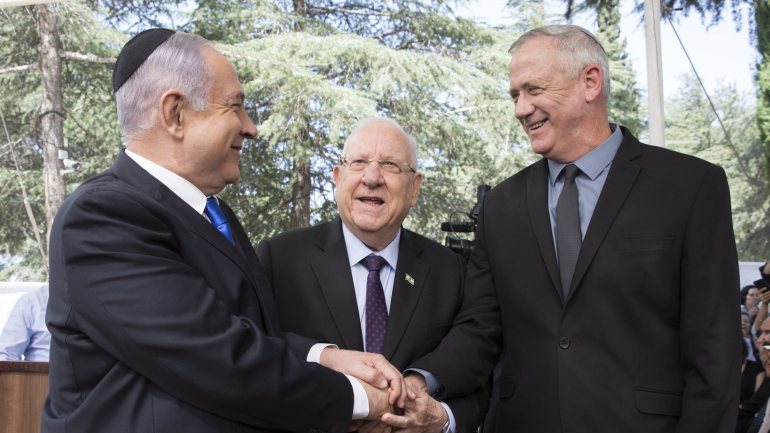 O novo executivo é fruto de um acordo para 3 anos entre Netanyahu, líder do Likud, que permanecerá no cargo de primeiro-ministro nos próximos 18 meses, e Gantz, da coligação Azul e Branco, que ficará com a pasta da Defesa durante ano e meio