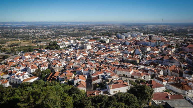 Em 2019, desceram abaixo do limiar de um milhão de euros de pagamentos em atraso os municípios de Alpiarça, Nazaré e Tabuaço, enquanto o município de Braga o ultrapassou