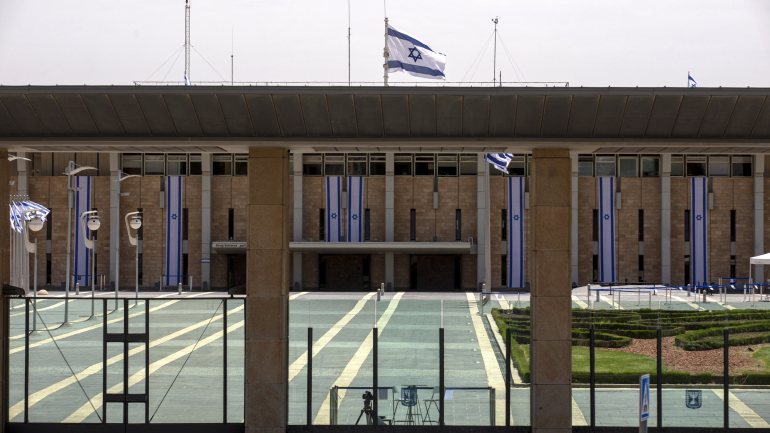 A tomada de posse foi adiada para que Netanyahu possa &quot;terminar&quot; a repartição das pastas ministeriais no seu partido
